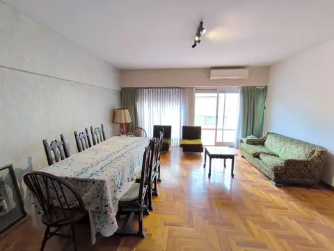 Departamento en venta en Belgrano. Excelente Semipiso Al Frente con Balcón Terraza, 4 Ambientes, Dependencias de Servicio y Cochera