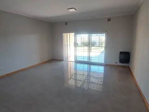 Casa en Alquiler con 2 cocheras