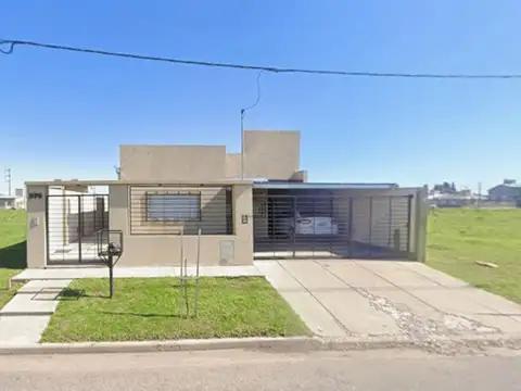 Casa de 5 ambientes, espacio vehicular y patio