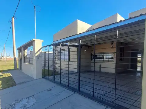 Casa de 5 ambientes, espacio vehicular y patio