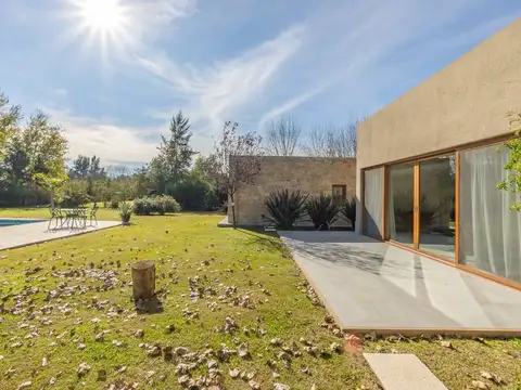 Casa 6 ambientes con 5 baños