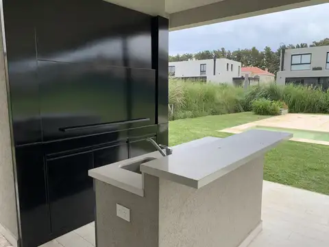 Casa 6 ambientes con 3 baños