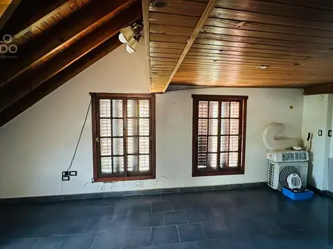 Casa en City Bell . Apto desarrollo comercial.