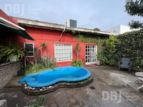 Casa 6 ambientes con 2 baños