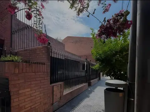 Casa en venta 3 ambientes en barrio Naón con cochera y parrilla
