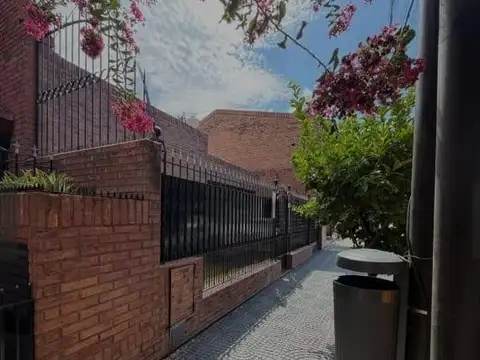 Casa en venta 3 ambientes en barrio Naón con cochera y parrilla