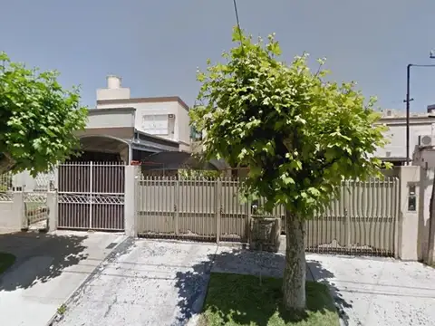 CASA MULTIFAMILIAR SOBRE LOTE PROPIO CON DOBLE COCHERA