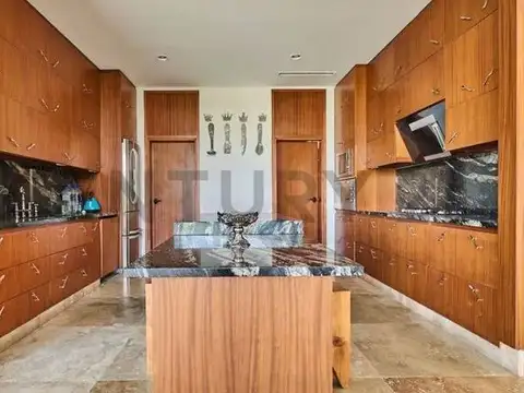 Oficina 8 ambientes con 4 baños