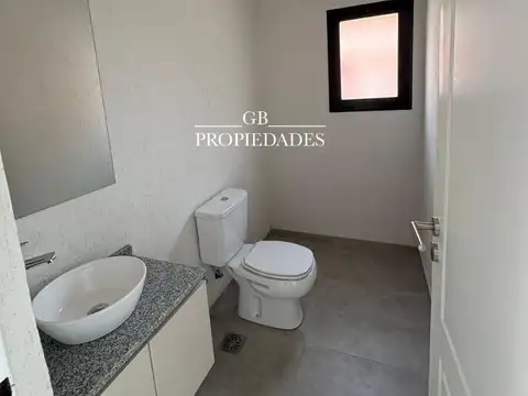Casa en Venta con 3 cocheras