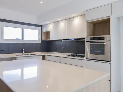 Casa de 4 ambientes a la laguna, en Club de Campo San Lucas. San Vicente.