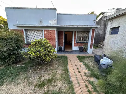 VENTA CASA 3 AMBIENTES CON DEPTO EN MORENO