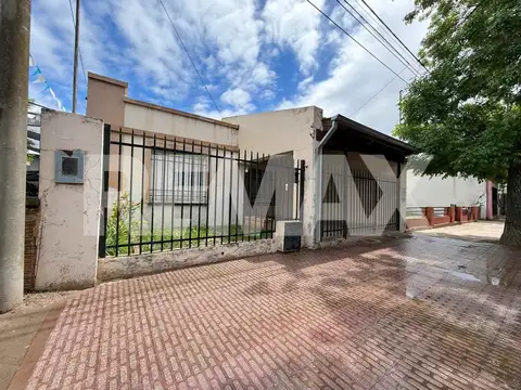 Casa en venta de 2 dormitorios con cochera y patio