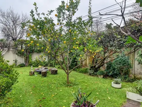 CASA EN VENTA 3 AMBIENTES CON JARDIN Y COCHERA EN SAN ISIDRO.