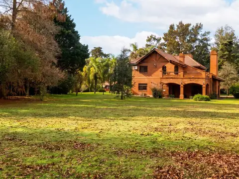 Casa en Alquiler con 2 cocheras