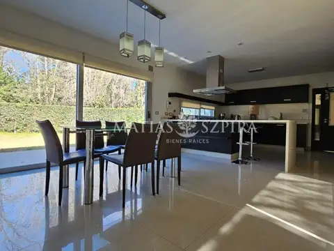 Casa 5 ambientes con 4 baños