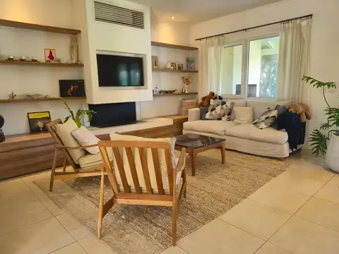 Casa en Venta con 3 cocheras