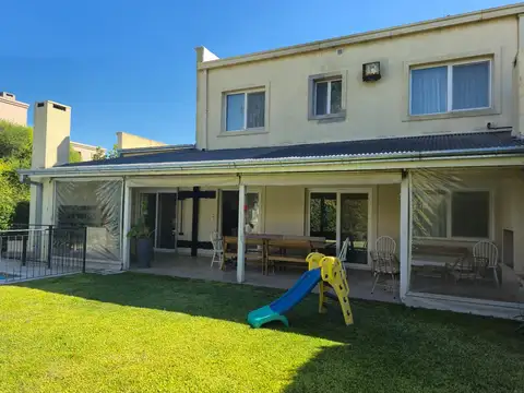 CASA  | 219 m2 | 3 DORM + PLAY| PARRILLA Y PILETA