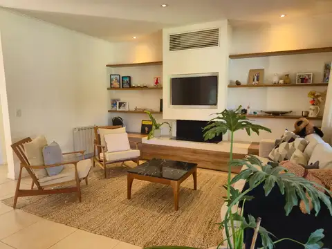 Casa en Venta con 3 cocheras