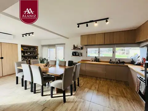 Casa en venta tres dorm.+ pileta + gas natural