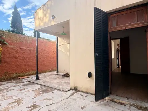 SE ALQUILA CASA CÉNTRICA EN LOBOS