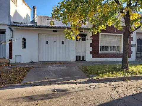 VENTA CASA 3 AMBIENTES CON COCHERA EN HURLINGHAM