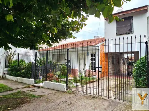 Casa en venta - 2 Dormitorios 1 Baño - Cochera - 283Mts2 - Mar del Plata