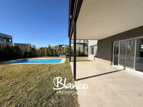 Casa 4 ambientes con 4 baños