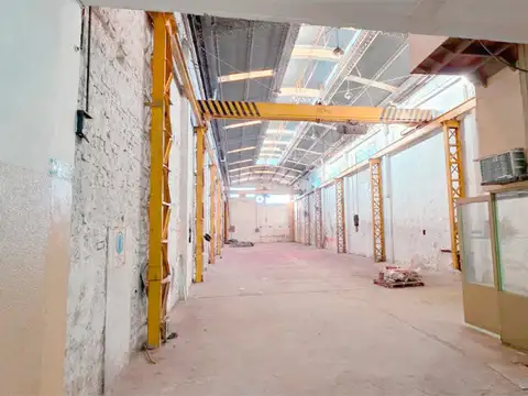 AMPLIO GALPÓN CON GRÚAS Y OFICINAS AV. ARIJÓN 1762
