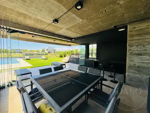 Casa en Venta con 4 cocheras