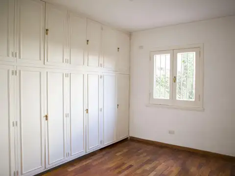 Casa en Alquiler con 2 cocheras