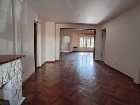 Casa 5 ambientes con 2 baños