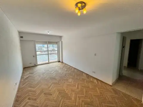 Departamento en zona Centro de tres dormitorios con balcón. Reciclado. Apto crédito