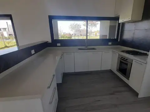 HERMOSA CASA A ESTRENAR EN 2 PLANTAS CON PISCINA EN EL BARRIO SAN PABLO-PILAR