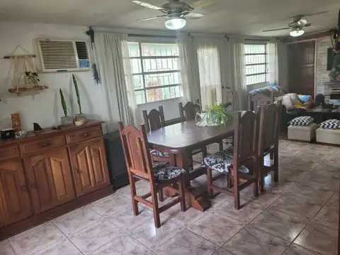 Casa 7 ambientes con 2 baños