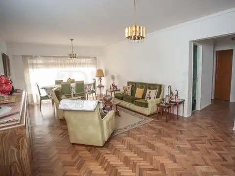 Semipiso de  4 ambientes con Dependencia y  Cochera fija