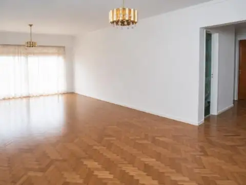 Semipiso de  4 ambientes con Dependencia y  Cochera fija
