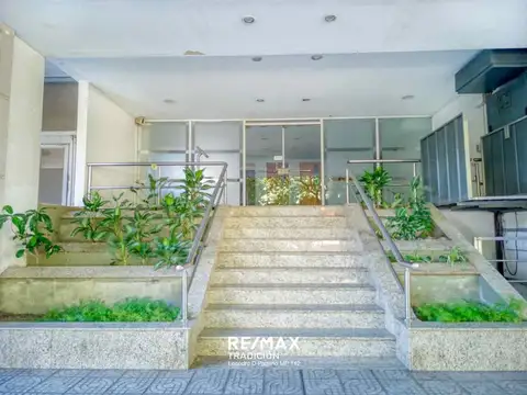Piso en Venta de 3 Dormitorios Centro de Rcia.-