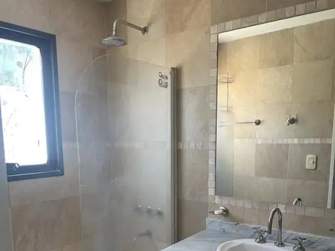 Casa 6 ambientes con 2 baños