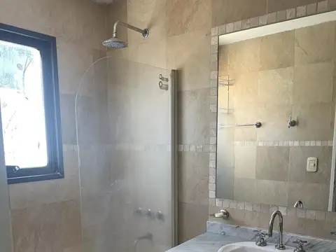 Casa 6 ambientes con 2 baños
