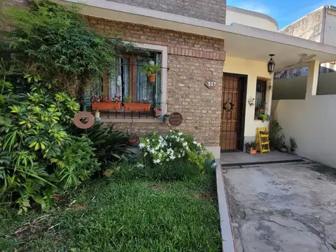 CASA 3 AMBIENTES + ESCRITORIO, PATIO Y COCHERA