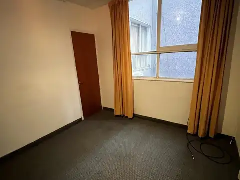Piso 3 por escalera se alquila Oficina expensas incluidas