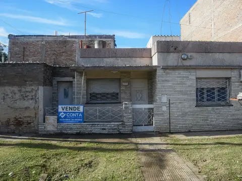 CASA AL FRENTE CON GARAGE