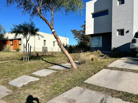 Barrio Santa Elena  Pilar del este 100