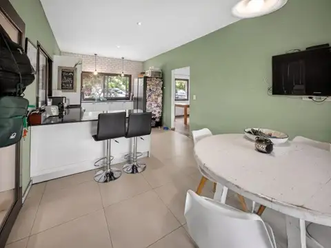 Casa 6 ambientes con 2 baños