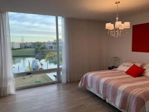 Casa en Alquiler con 2 cocheras