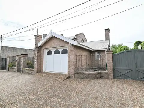 Casa chalet de 2 pisos con piscina y patio.