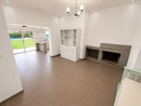 Alquiler Permanente - Casa - Barrio Los Pinos - Exaltación de la Cruz.