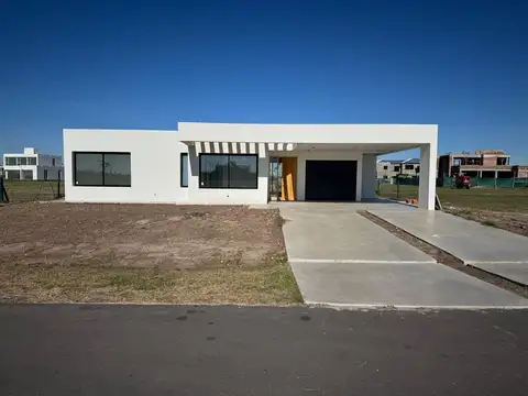 Casa en  VENTA 3 dormitorios EN BARRIO VIDA CLUB DE CAMPO