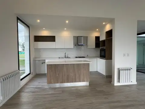 Casa 6 ambientes con 2 baños