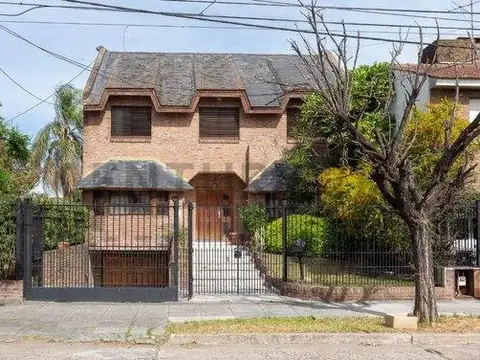 Casa con Quincho Piscina Jardin y garage - Permuta